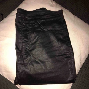  - Glansiga jeans från h&m, regular waist (kan nog dras upp till high waist). Använda en gång. 