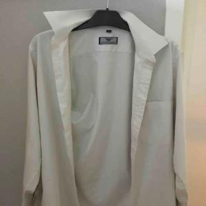  - Vit Armani shorta (fin shorta) har använt den 3 gånger har mest använd den på fina tillfällen. Vill bara bli av med den.