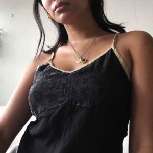  - Sötaste linnet med lite velvet på överdelen! Strl S! 