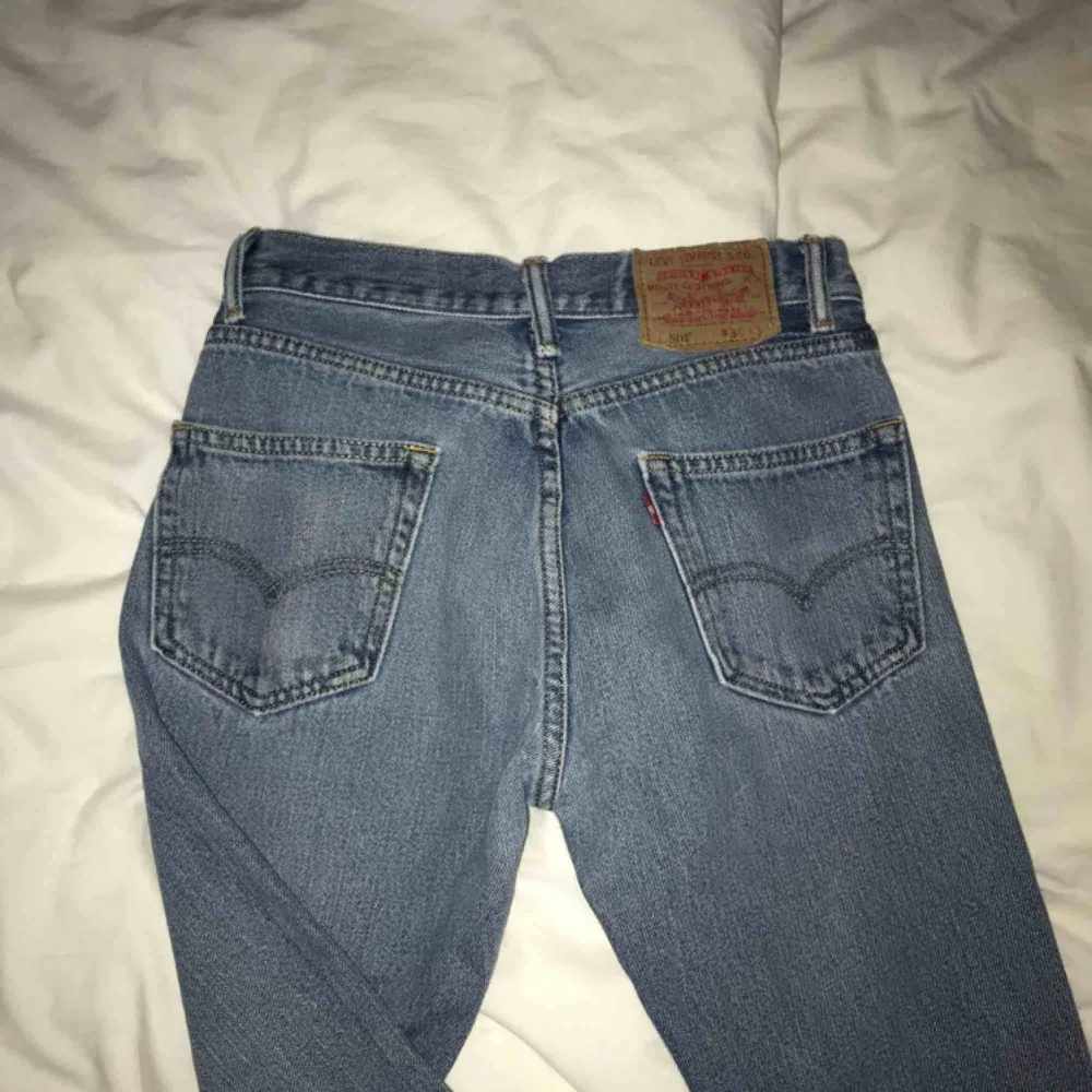 Levis mom jeans. Superbra skick, inköpta på vintage butik, lappen kvar. Midjan är insydd av butik till en 26:a och längden är 30. Jeans & Byxor.