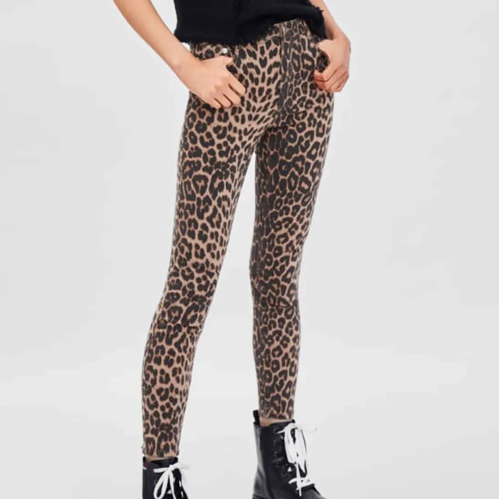 Mönstrade jeans i leopard från ZARA i storlek 34.   Fint skick!   Finns i centrala Göteborg, annars står köparen för frakt.. Jeans & Byxor.