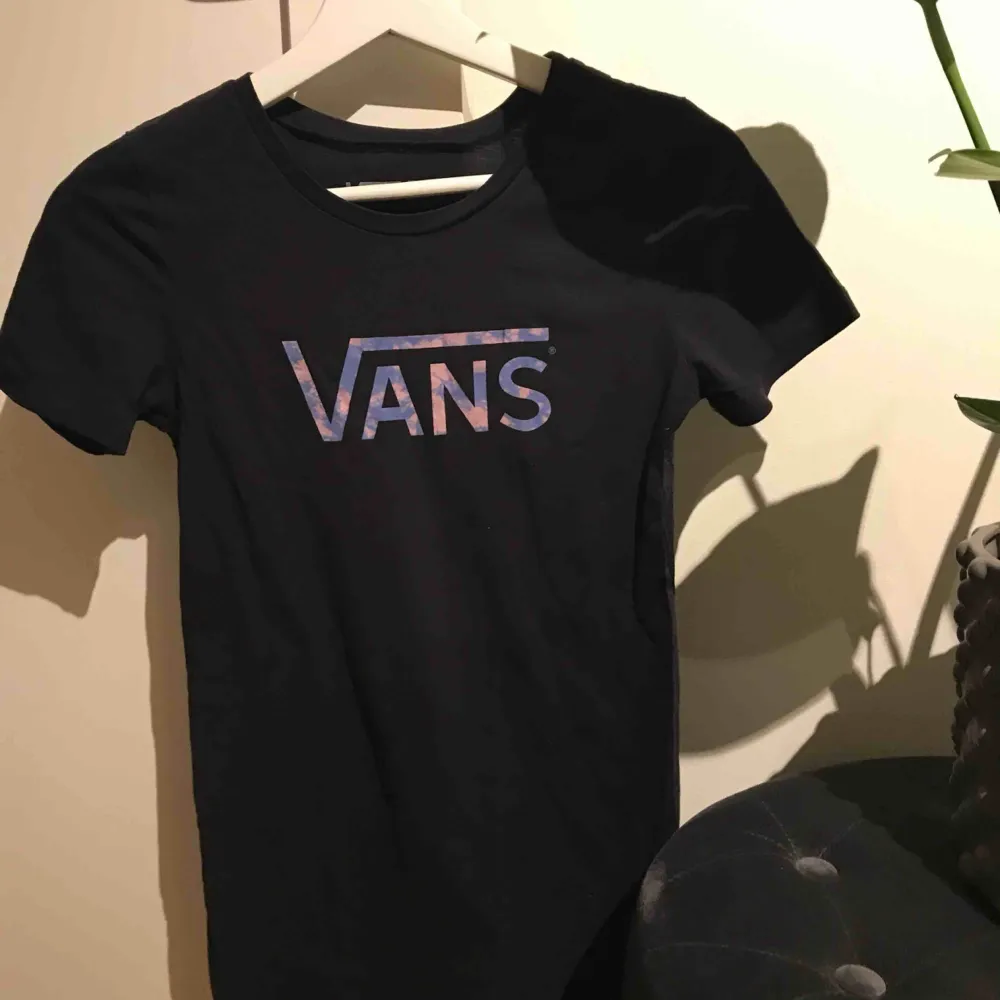 Svart Vans t-shirt, storlek S. Köparen står för frakten :). T-shirts.