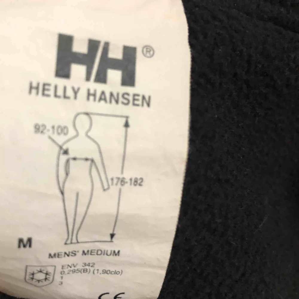 Helly Hansen Fleece Storlek: Medium - Uppskattar den från sent 90-tal / tidigt 2000-tal Väl använd men i trevligt skick, har mycket kvar att ge. Dragkedjor fungerar som de ska. Kan hämtas i Uppsala eller skickas spårbart för 95 SEK. Hoodies.