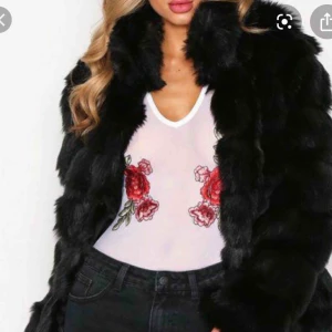  - Superfin svart pälsjacka som passar perfekt till vintern. Hög krake, 2 stora fickor och supervarm. 