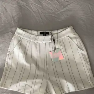 Säljer dessa oanvända shorts i storlek 38 från Missguided.