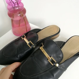 Svarta loafers  - Svarta loafers I fake-lether med spänne fram. Superanvändbara, men har så många 🙈 lite slitna framme i tån, därav priset, dock syns det inte tycker jag 🌼