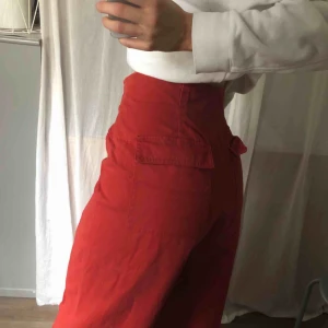  - Parashoot-byxor, superhögmidjade och hur sköna som helst! Använda fyra-fem gånger kanske. De är lite gråare i färgen än vad bilderna får dem att se ut.