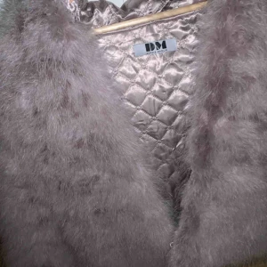 FYNDA denna supersnygga jacka - FYNDA ! Helt oanvänd, endast provad enstaka gång. Nypris 1400kr. säljer den nu för endast för 400!! Passa pååå☺️ 