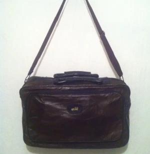 Snygg och rymlig datorväska/axelbands-väska i läderimitation.  - Snygg och rymlig datorväska/axelbands-väska i läderimitation. 