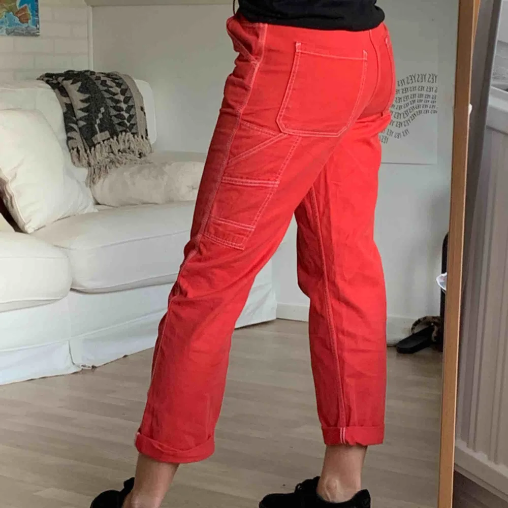 Röda byxor med vita kontrastsömmar från Urban Outfitters. Frakt inkluderad . Jeans & Byxor.