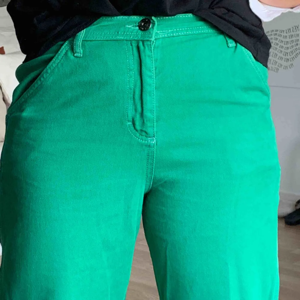 Gröna byxor med vita kontrastsömmar från Urban Outfitters. Frakt inkluderad . Jeans & Byxor.