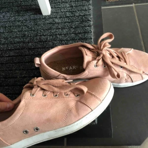  - Knappt använda skor i str 39. Jätte snygga och matchar till allt! Kan mötas och skicka!