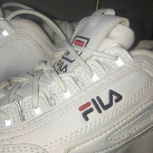  - Fila skor använda väldigt mycket och är där av slitna därför säljer jag de så billigt:) köpta för 1200kr  