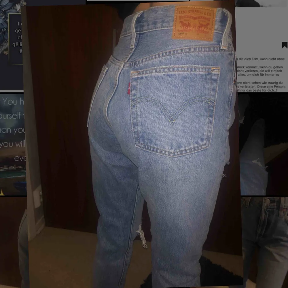 W25L30 Äkta riktigt läckra levis jeans. För stora för mig därav säljer jag dessa underbara urläckra levis jeans.   350kr eller högsta bud. Frakt står köparen för :) 💜. Jeans & Byxor.