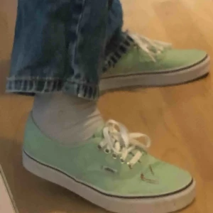  - Säljer dessa supersnygga vans, de ser smutsiga ut men det är bara spegeln som är smutsig! Skriv för fler bilder. De har aldrig varit utomhus & är helt nya! Köpta i nyc