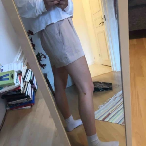  - Byxor från H&M, passar storlek s-m, silkesmaterial i roséfärg! Knappt använda. Köparen står för frakt (40kr)