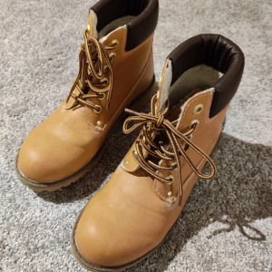  - Kängor från duffy, STL 38, använd ca 3 gånger, säljes pga för stora för mig, frakt 30