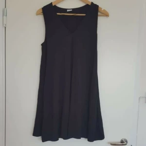  - Mjuk och fin klänning i lite tjockare material från gina tricot, använd ett fåtal gånger. Passar perfekt till hösten 🍁 Kan skicka fler bilder vid intresse! Håller på att rensa inför en flytt, kommer att lägga upp massa kläder för ett billigt pris. Kan samfrakta och det går även bra att hämta det på söder i Stockholm där man kan fynda mer hemma hos mig! 🌟