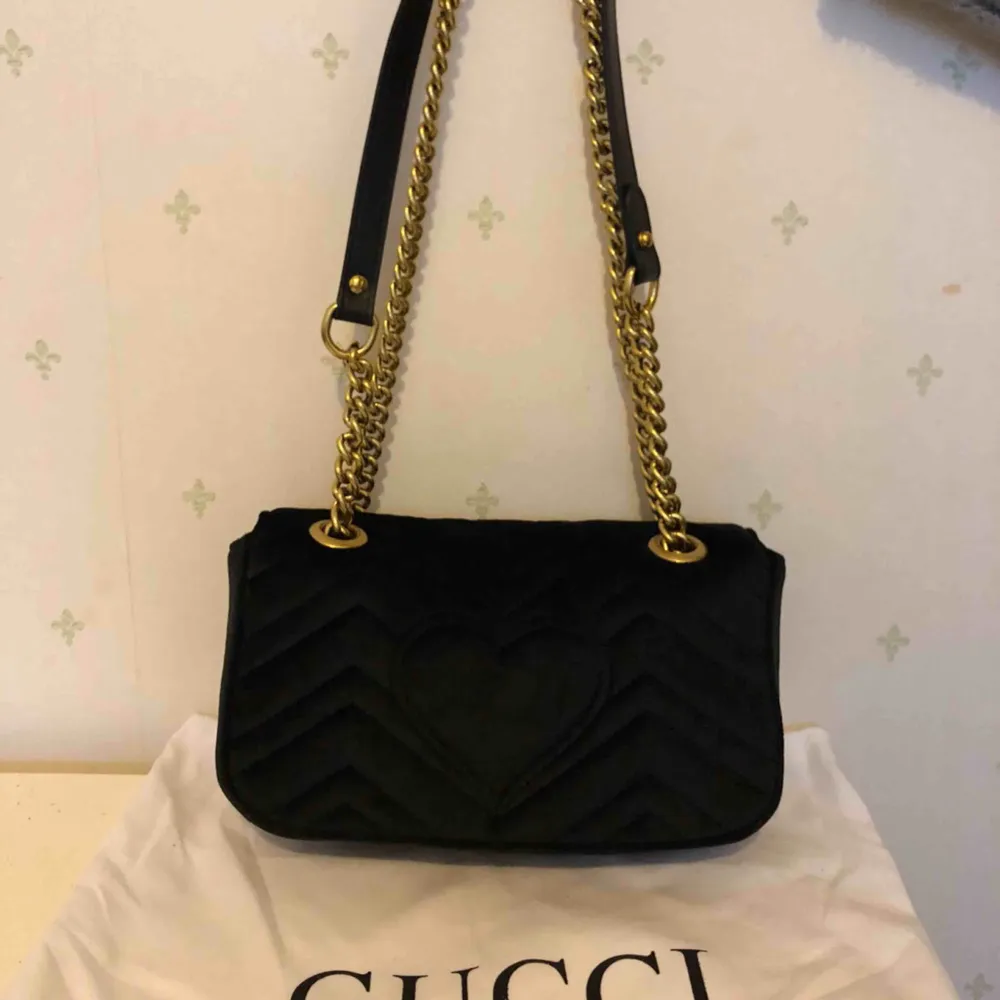 Velvet Gucci väska i skinn, storlek ca 22*13 cm     Aaaa kopia  Köparen står för frakten . Väskor.