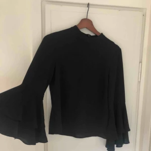  - Svart blus med kan man kalla det trumpetärm? 