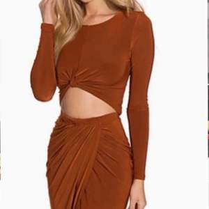 Ett rostfärgatset (topp + kjol) ifrån CLUB L säljes tillsammans :) Köparen står för frakten