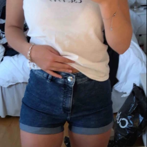  - Blåa shorts från H&M, använda ett fåtal gånger 