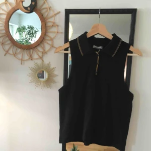  - Svart pikétröja med gula detaljer 🌻 Köpt second hand! Kan mötas upp i stockholm eller skicka, men köparen står för frakt 💫