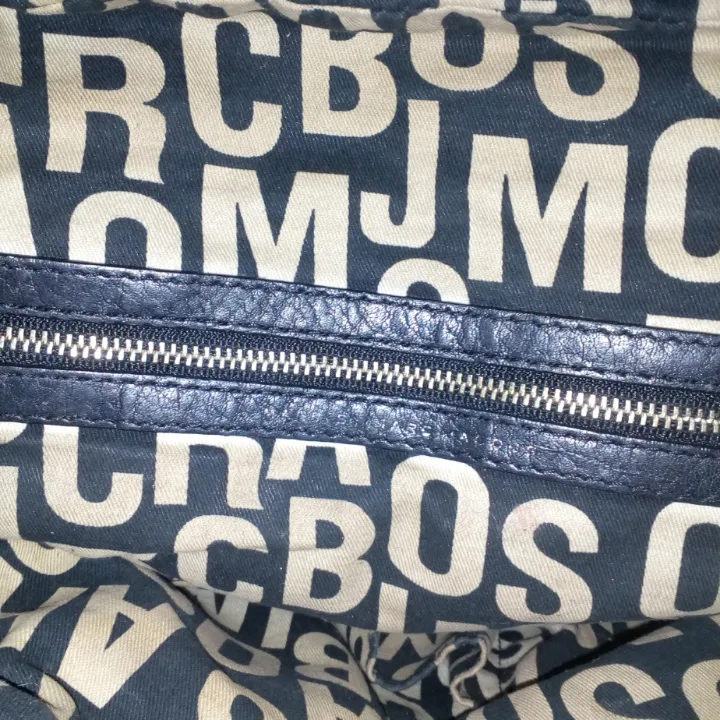 Säljer en Marc Jacobs svart skinn väska, large i mycket gott skick, det enda är att sidan av dragkedja har släppt lite men hindrar inte funktion eller utseende, en skomakare fixar det lätt, därför säljer jag den väldigt billigt! Den är absolut äkta!  Köparen betalar frakt 79kr. Väskor.