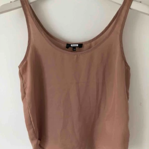  - Snygg hudfärgad topp från bik bok. Sitter löst på kroppen!! skönt material