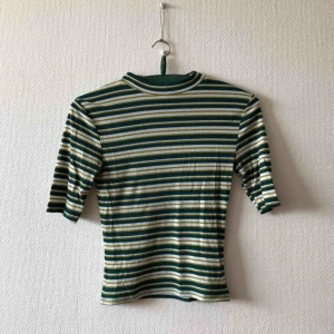  - Randig topp med liten krage i olika gröna nyanser, perfekt till höga jeansshorts | • H&M • Storlek XS, passar även S fint • Materiallapp borta, mix? • Köpt 2hand, välanvänd & omtyckt i fint begagnat skick. Något tvättpåverkat tyg • + Frakt 42kr