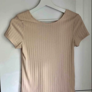  - Ribbad beige topp i fint skick.  50 kr + frakt. 🌸