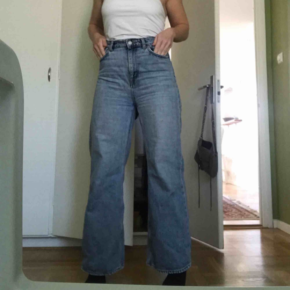 Ace san fran blue. Dags för mina ABSOLUTA favorit-jeans att få en ny ägare. Sitter lite loose på mig som i vanliga fall är en 26 i weekdays jeans, därför skrynklas dom lite på mig, stryker innan jag fraktar!  Öppen för prisförslag! . Jeans & Byxor.