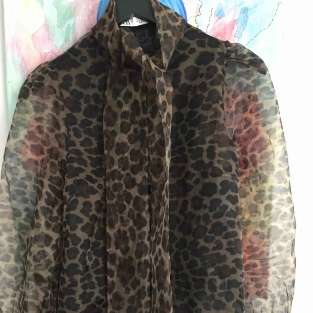 Zara leopard blus, jag har använt den bara en gång så den är i ny skick. Nypriset var 399kr. Blusar.