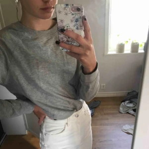  - grå ”basic” sweatshirt ifrån hm! endast swish & fraktkostnad tillkommer!
