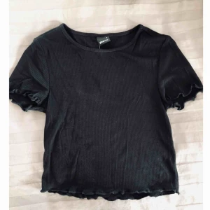  - Svart T-shirt/topp. Aldrig använd & prislapp fortfarande på. Ordinariepris 129kr, säljer för 80kr. 