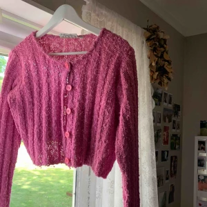  - Jättesöt rosa croppad stickad kofta! 