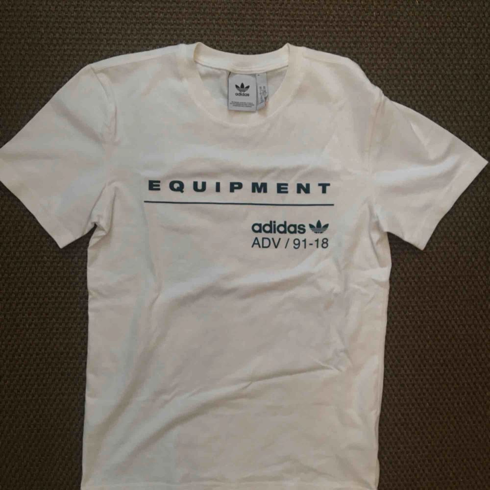 Tshirt från Adidas i storlek XS, köpt på zalando. Nyskick.. T-shirts.