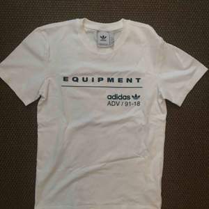 Tshirt från Adidas i storlek XS, köpt på zalando. Nyskick.