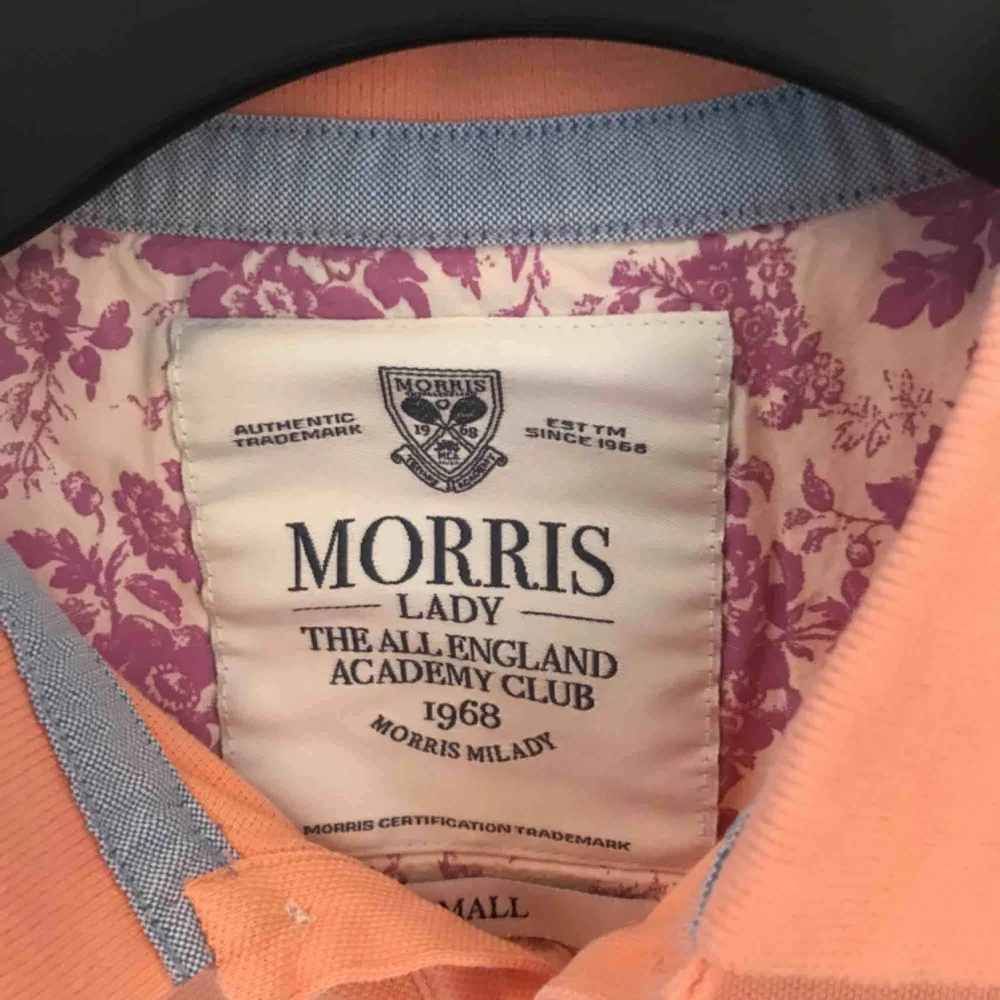 Morris pikétröja peach-färgad & i superfint skick!💕  Köpt för 600kr💫 Hör av dig om bild på passformen, passar både X-small och small. . Skjortor.