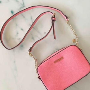  - En fin Guess väska, sparsamt använd! Superfin färg som passar perfekt till sommaren! 