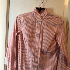  - En snygg Gant skjorta, använd en gång men ser ut som ny.  Kan mötas i Simrishamn annars står köparen för frakten. 