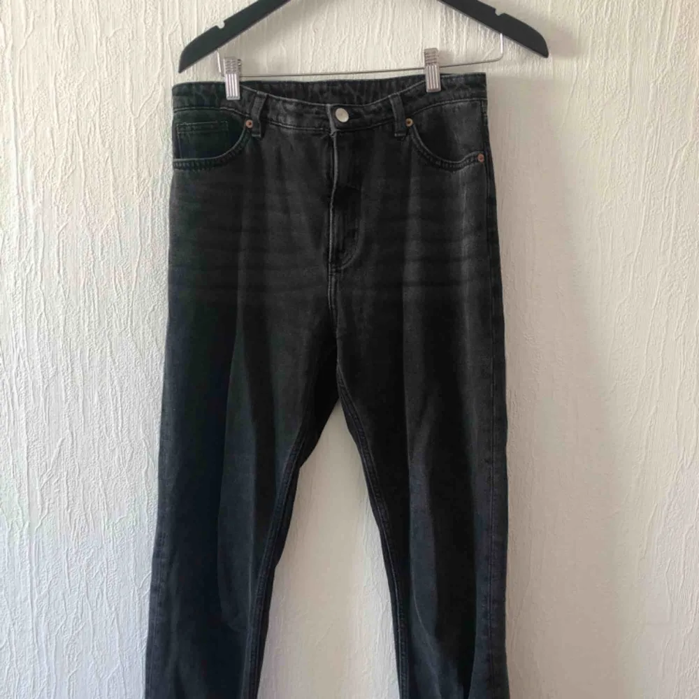 Grå/svarta jeans från Monki. Modell kimono.  . Jeans & Byxor.