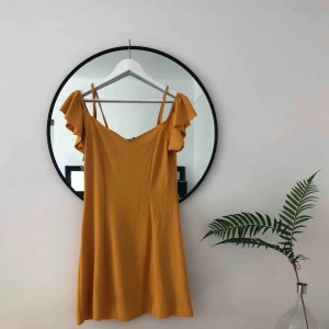  - Senapsgul offshoulder klänning (med spagettiband för att hålla upp den). Köpt i New York. Strl L men passar mig jättebra som är en S/M 🌞