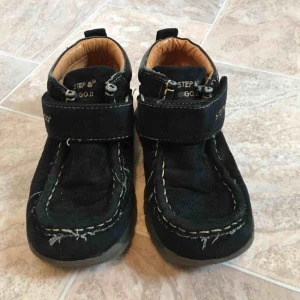  - Barnskor i storlek 28. Passar bäst till användning under hösten och våren. Köparen betalar frakten