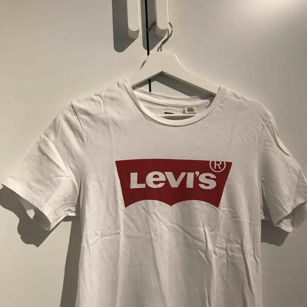 Levis T-shirt i vit, också lite skrynklig men de år för jag inte använder på länge Fortfarande i väldigt fint skick . T-shirts.