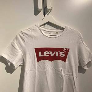 Levis T-shirt i vit, också lite skrynklig men de år för jag inte använder på länge Fortfarande i väldigt fint skick 