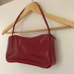  - Supergullig och petit röd väska. Väldigt gott skick. Inköpt på vintagebutik. 