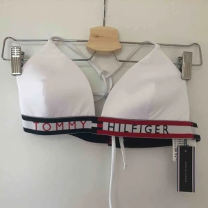  - Helt oanvänd Tommy Hilfiger bikinitopp med prislapp kvar. Nypris 625 kr från Urban Outfitters. Köparen står för frakten
