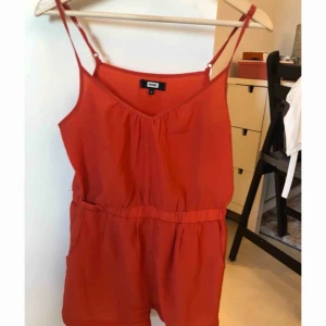  - Söt byxdress från bikbok. Använd ett antal gånger men i bra skick