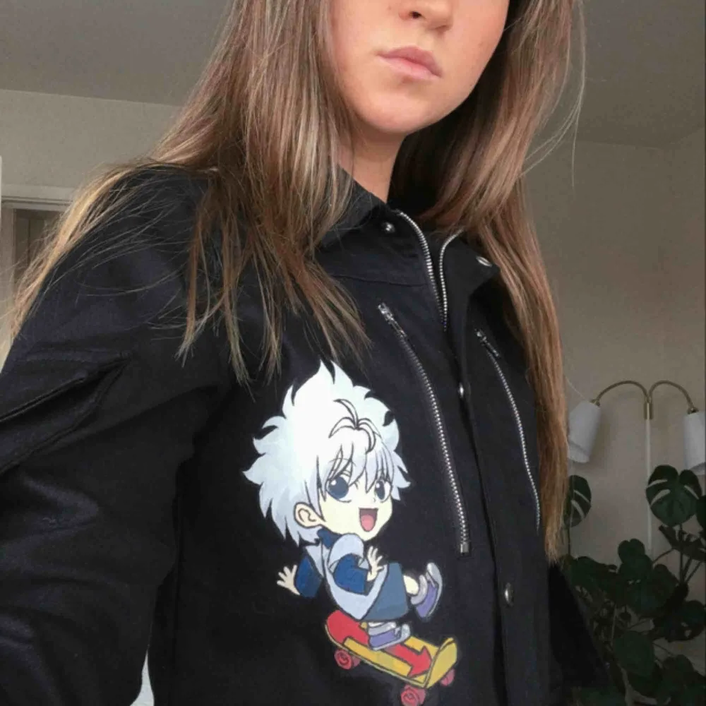 Croppad jacka med Killua från hunterxhunter. Handmålad av mig med textilfärg✨💕. Jackor.